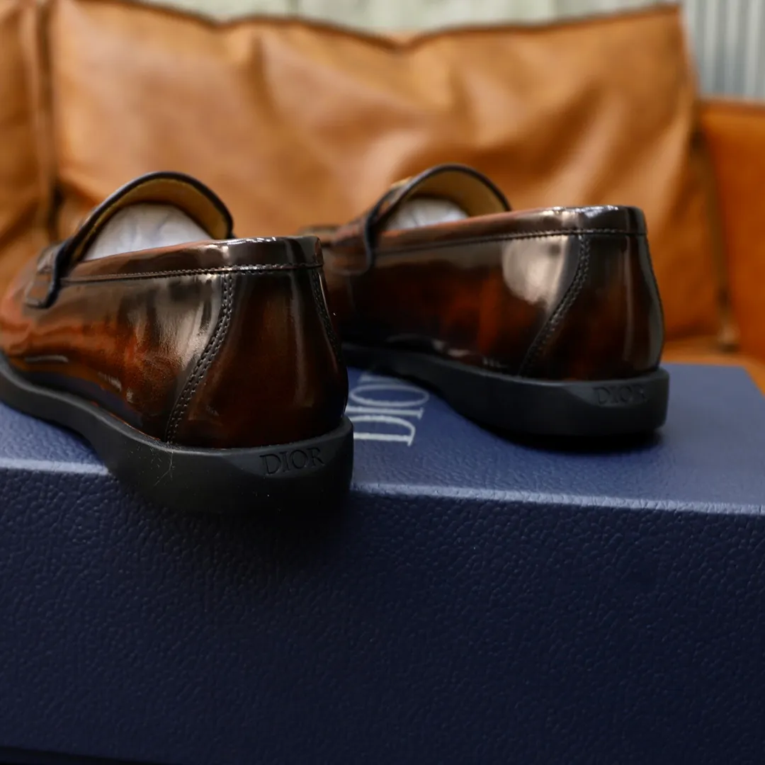 Ex-factory price: 540🙅‍♂️🙅‍♂️🙅‍♂️ Brand: Dior DIOR Standard code: Men's code 38/44 (45 can be customized) Grade: Same as the official website Material: Original cowhide stitching, cowhide lining, original TPU wear-resistant soft outsole Style categories: Leisure and sports version, footwear for driving, young fashion, European and American trends, British style Color: actual picture color